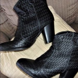 EUC Women’s Ankle Heeled Booties weave style Six